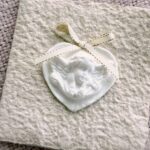 Handgeformtes Engelherz aus Papierpulpe auf handgeschöpfter Mini-Karte
