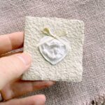 Mini-Karte Engel im Herz handgeschöpft – ca. 6,5 x 6,5 cm
