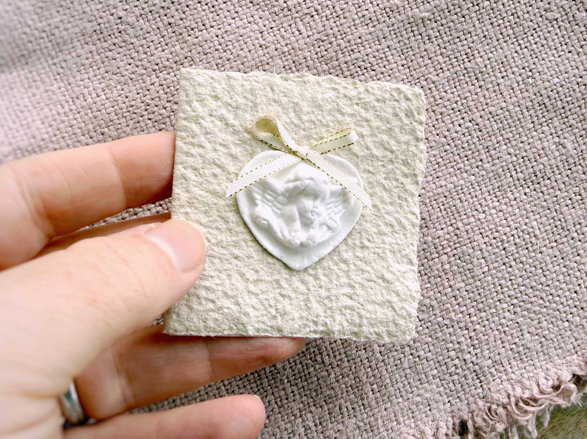 Mini-Karte Engel im Herz handgeschöpft – ca. 6,5 x 6,5 cm