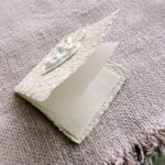 Handgeschöpfte Mini-Karte mit plastischem Engelherz aus Papierpulpe