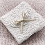 Handgeformte Engelsflügel auf Mini-Weihnachtskarte aus Büttenpapier