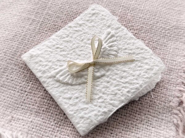 Handgeformte Engelsflügel auf Mini-Weihnachtskarte aus Büttenpapier