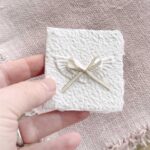 Mini-Weihnachtskarte Engelsflügel ca. 6,5 × 6,5 cm