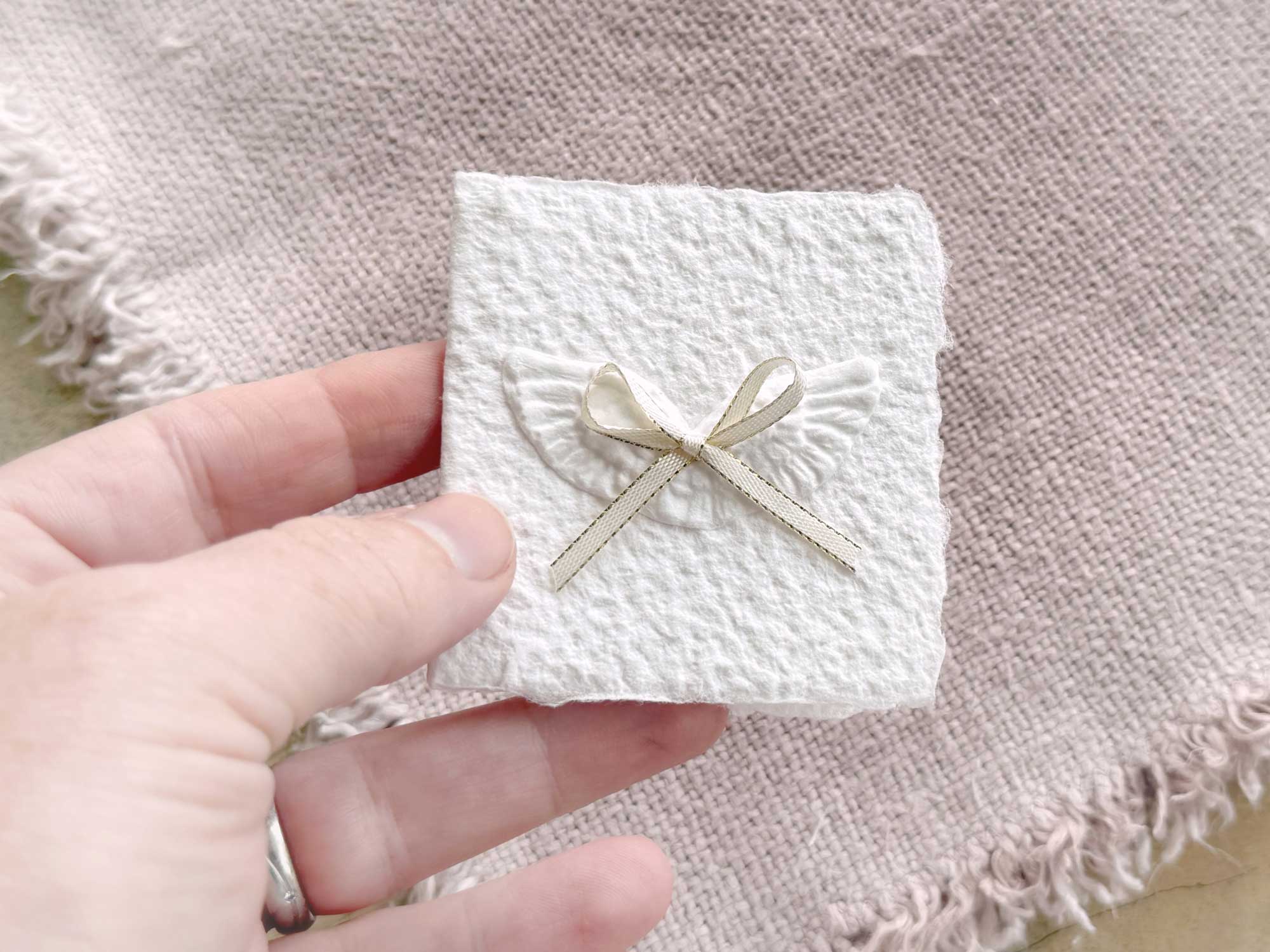 Mini-Weihnachtskarte Engelsflügel ca. 6,5 × 6,5 cm
