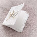 Mini-Weihnachtskarte aus handgeschöpftem Papier mit Transparent-Einlage