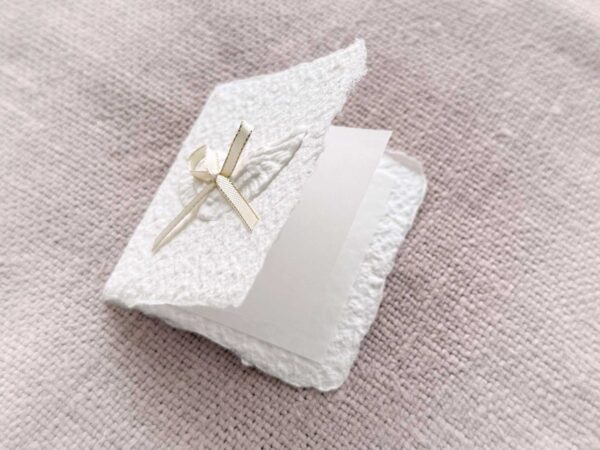 Mini-Weihnachtskarte aus handgeschöpftem Papier mit Transparent-Einlage