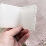 Geöffnete Mini-Weihnachtskarte mit gefaltetem Transparent-Einlegeblatt
