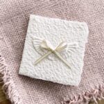 Mini-Weihnachtskarte Engelsflügel aus weissem handgeschöpftem Papier