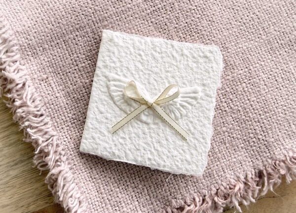 Mini-Weihnachtskarte Engelsflügel aus weissem handgeschöpftem Papier