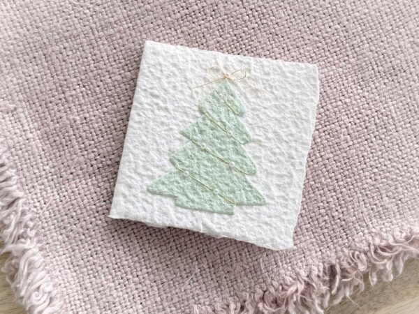 Mini-Weihnachtskarte Tannenbaum aus handgeschöpftem Papier mit Goldfaden, kleinen Halbperlen und Goldschleife