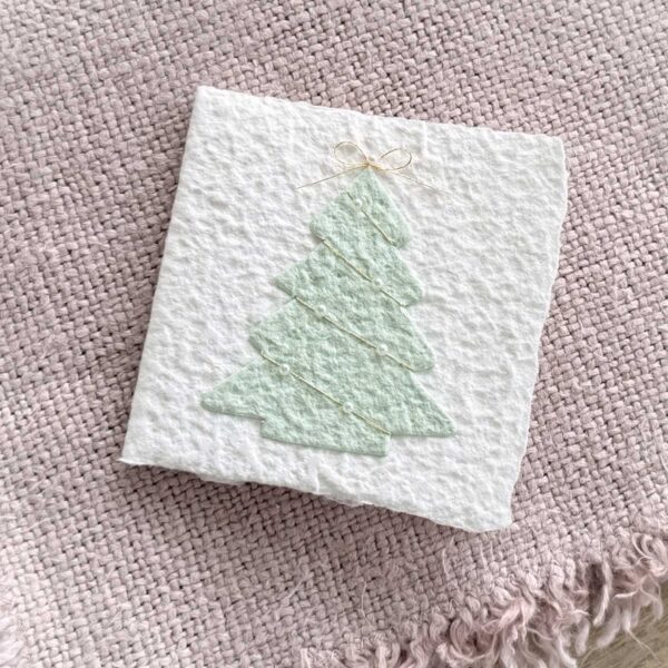 Mini-Weihnachtskarte Tannenbaum aus handgeschöpftem Papier mit Goldfaden, kleinen Halbperlen und Goldschleife