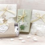 Pfefferminzherzen Mitbringsel oder Gastgeschenk weihnachtlich verpackt mit handgeschöpftem Papier