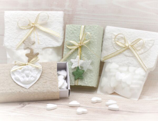 Pfefferminzherzen Mitbringsel oder Gastgeschenk weihnachtlich verpackt mit handgeschöpftem Papier