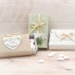 Pfefferminzherzen in weihnachtlich verzierter Streichholzschachtel