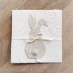Handgeschöpfte Osterkarte "Osterhase beige" im Gatefold Design