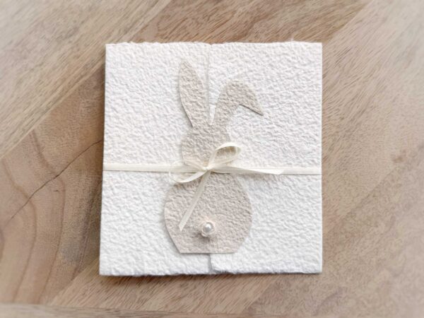 Handgeschöpfte Osterkarte "Osterhase beige" im Gatefold Design