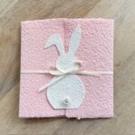 Handgeschöpfte Osterkarte "Osterhase weiss auf rosa" im Gatefold Design