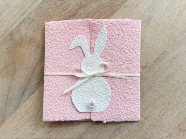 Handgeschöpfte Osterkarte "Osterhase weiss auf rosa" im Gatefold Design