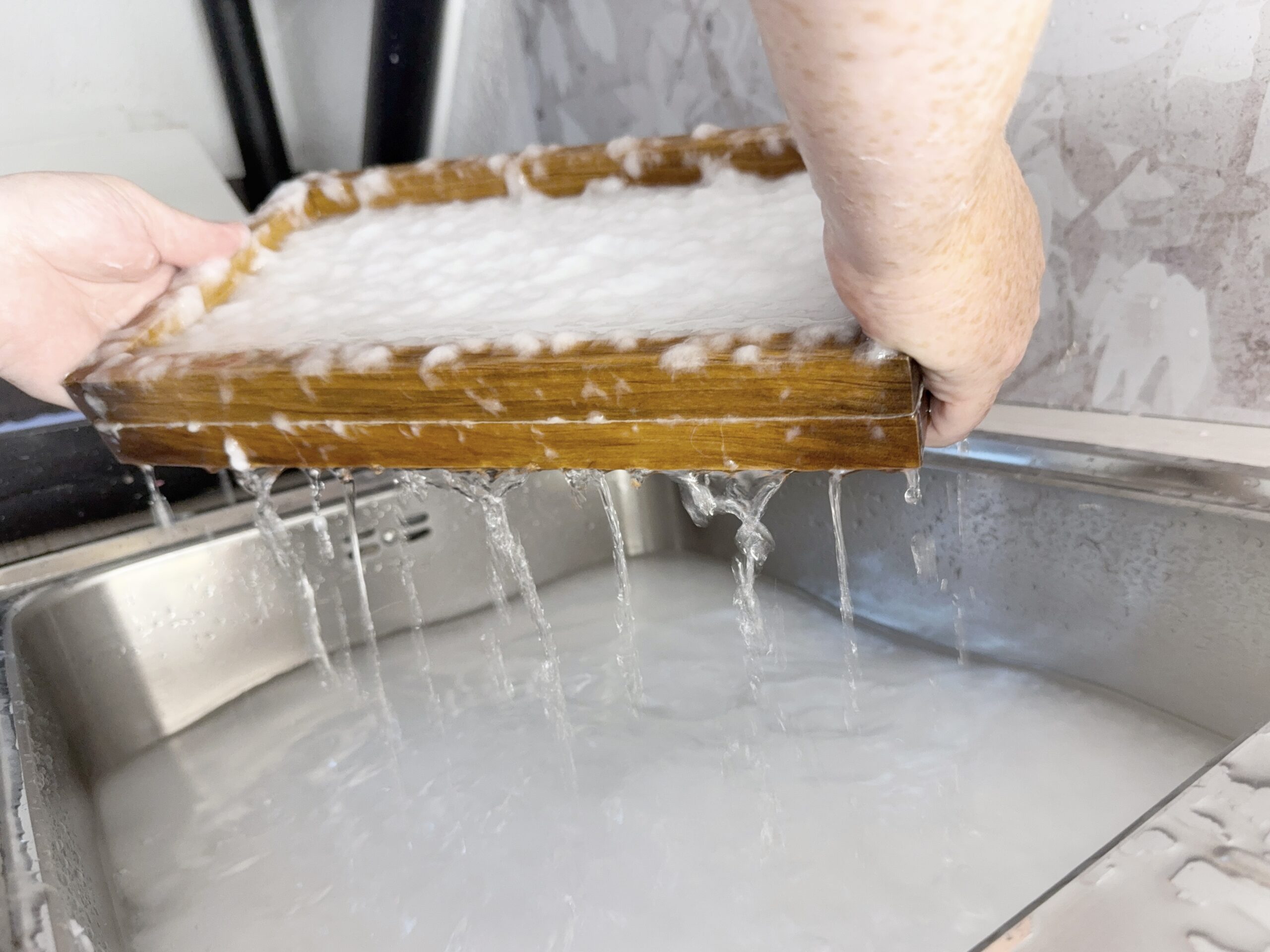 Papierschöpfen und Abtropfen Papierschöpfen und Abtropfen mit einem Schöpfrahmen in der LiLiMo Manufaktur