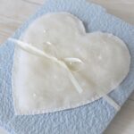Handgemachte und personalisierbare Hochzeitskarte Perlenherz Deluxe blau