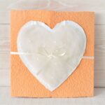 Handgemachte und personalisierbare Hochzeitskarte Perlenherz Deluxe orange
