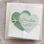 Personalisierte Hochzeitskarte "Herzen grün" im Gatefold Design. Mit Namen des Brautpaares als Titel.