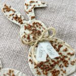 Nahaufnahme Saatpapier-Osterhase aus handgeschöpftem Papier mit Bio-Gartenkresse
