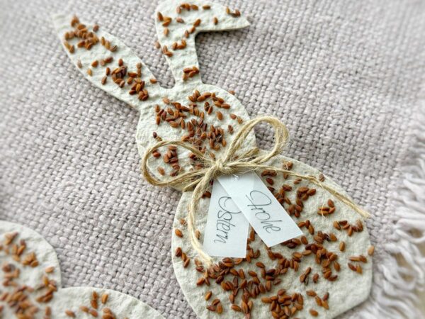 Nahaufnahme Saatpapier-Osterhase aus handgeschöpftem Papier mit Bio-Gartenkresse