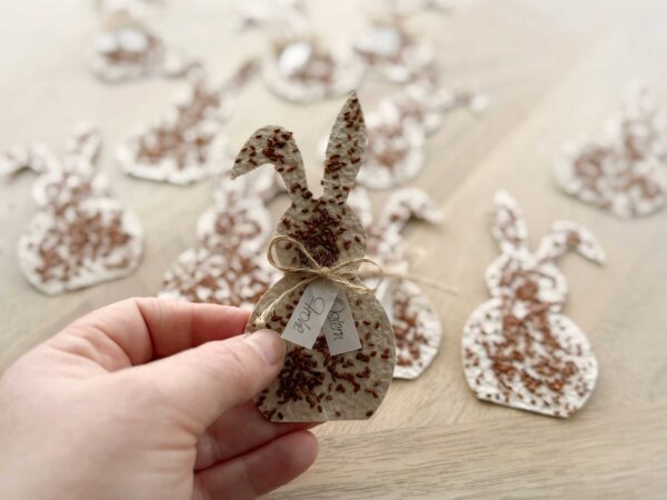 Grössenansicht Saatpapier-Osterhasen aus handgeschöpftem Papier
