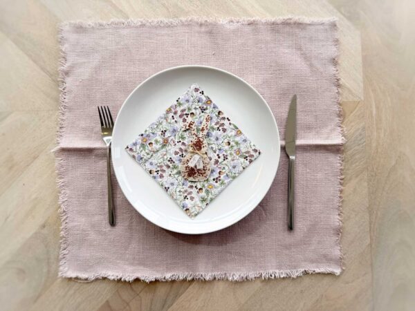 Saatpapier-Osterhasen als Tischdekoration auf Serviette