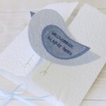 Handgemachte und individualisierbare Glückwunschkarte zum Baby mit Spatz blau für Jungen