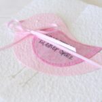 Handgemachte und individualisierbare Glückwunschkarte zum Baby mit Spatz rosa für Mädchen