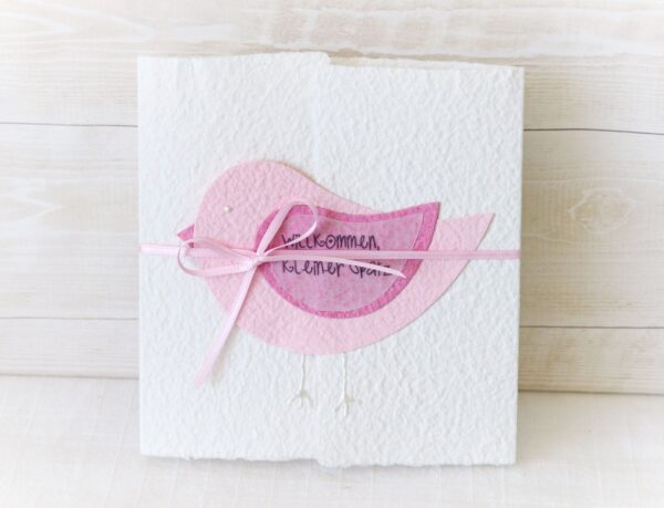 Handgemachte und individualisierbare Glückwunschkarte zum Baby mit Spatz rosa für Mädchen