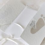 Handgemachte und personalisierbare Taufeinladung "Füsschen beige"