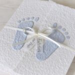 Handgemachte und personalisierbare Taufeinladung "Füsschen blau"