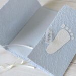 Handgemachte und personalisierbare Taufeinladung "Füsschen weiss auf blau"