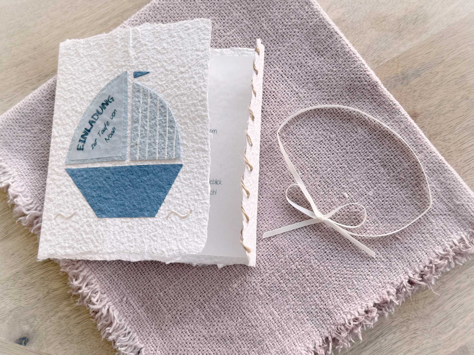 Taufeinladung Segelboot im asymmetrischen Gatefold-Design aus handgeschöpftem Papier