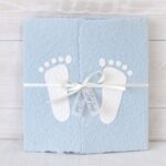 Taufkarte Füsschen weiss auf blau