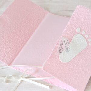 Handgemachte und personalisierbare Taufkarte "Füsschen weiss auf rosa"