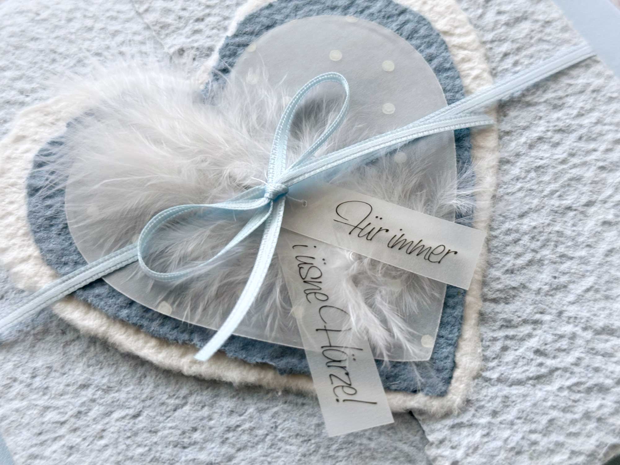 Detailaufnahme personalisierte Todesanzeige Feder-Herz aus handgeschöpftem Papier mit Transparentherz