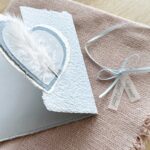 Aufgeklappte Todesanzeige für ein Baby aus handgeschöpftem Papier