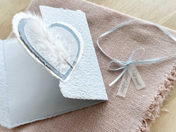 Aufgeklappte Todesanzeige für ein Baby aus handgeschöpftem Papier