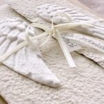 Detailaufnahme der Engelsflügel aus Papiermasse auf einer handgeschöpften Trauerkarte
