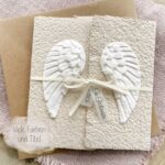 Handgeschöpfte Trauerkarte aus handgeschöpftem Papier mit handgefertigten Engelsflügeln in leichter 3D-Optik