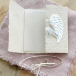 Detailaufnahme aufgeklappte Trauerkarte mit Engelsflügel