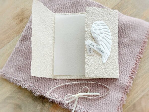 Detailaufnahme aufgeklappte Trauerkarte mit Engelsflügel