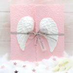 Individuelle Trauerkarte für Kinder und Babys aus handgeschöpftem Papier in rosa mit Engelsflügel weiss und Leucht-Fimo Engelsflügel mit Name