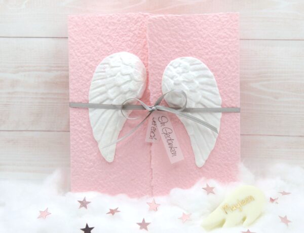 Individuelle Trauerkarte für Kinder und Babys aus handgeschöpftem Papier in rosa mit Engelsflügel weiss und Leucht-Fimo Engelsflügel mit Name