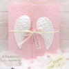 Personalisierbare Trauerkarte für Kinder und Babys aus handgeschöpftem Papier in rosa mit Engelsflügel weiss und Leucht-Fimo Engelsflügel mit Name