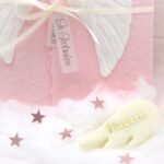 Personalisierbare Trauerkarte für Kinder und Babys aus handgeschöpftem Papier in rosa mit Engelsflügel weiss und Leucht-Fimo Engelsflügel mit Name